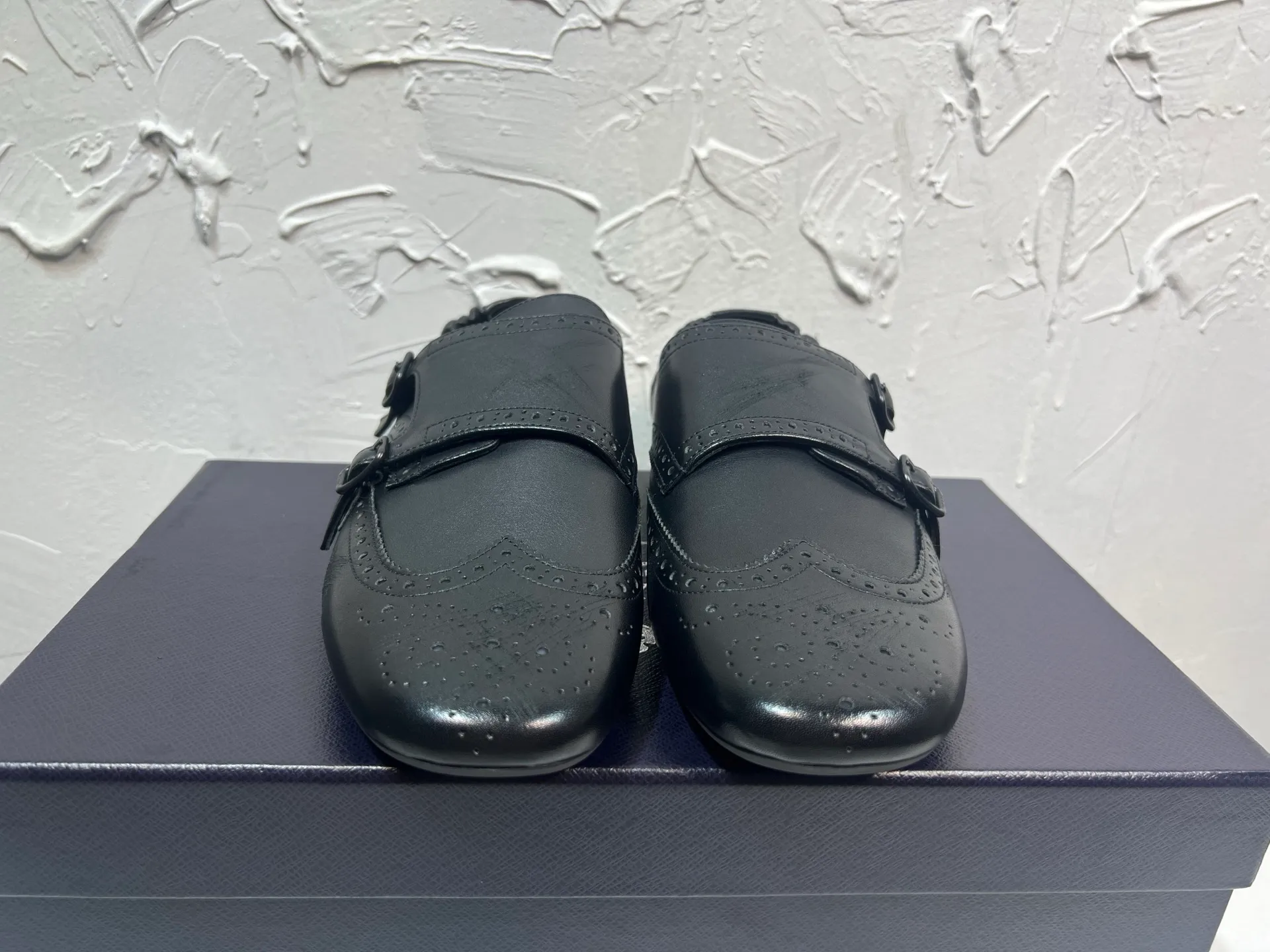 P820 ​​prada derby2025 spring and autumn latest Prada slip-on retro men's leather shoes, Shuffle double-button Mengke shoes, upper cowhide, lining and foot cowhide, rubber sole, original packaging black and brown 2 colors, code number: 39-46